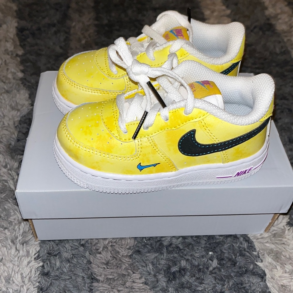 BRAND NEW. NIKE AIR FORCE 1.